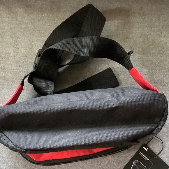 Puma Surface Sling Pack NWT - Picture 3 of 5